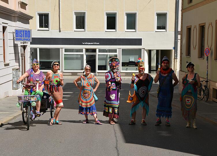 Papageienbunt in der Stadt: der Stricktrupp um Petra Perle.
