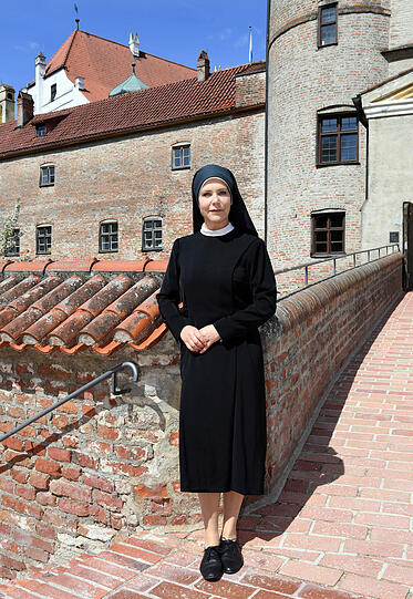 Janina Hartwig vor Burg Trausnitz.