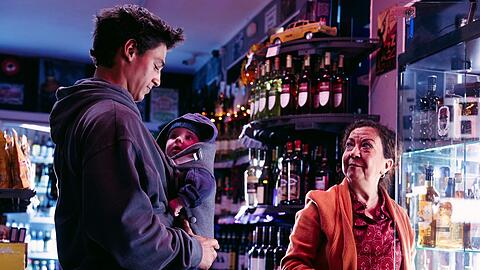 Noah (Emilio Sakraya) ist auch mitten in der Nacht noch mit seinem Baby unterwegs - was nicht allen gefällt.