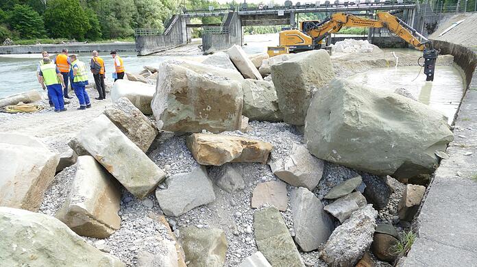 Fragmente der alten Synagoge, die am Isarwehr bei Großhesselohe gefunden wurden.