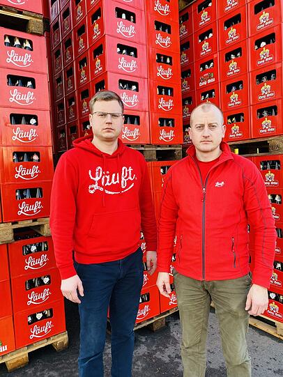 Natürlich im knallroten "Läuft"-Outfit: Rudolf Hopf (links) und sein Bruder Richard Hopf.