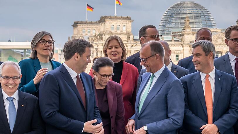 Es habe Einigkeit geherrscht, dass der Wirtschaftsstandort Deutschland vor großen Herausforderungen stehe, hieß es. Es habe Einigkeit geherrscht, dass der Wirtschaftsstandort Deutschland vor großen Herausforderungen stehe, hieß es.
