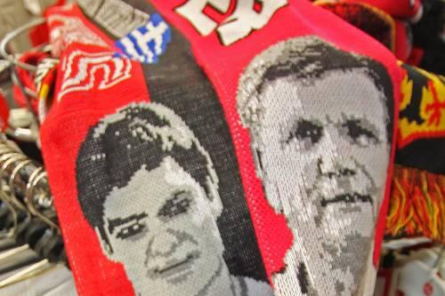 Nur Noch Ladenhüter: Die Fan-Schals von Hans Meyer und Angelos Charisteas.