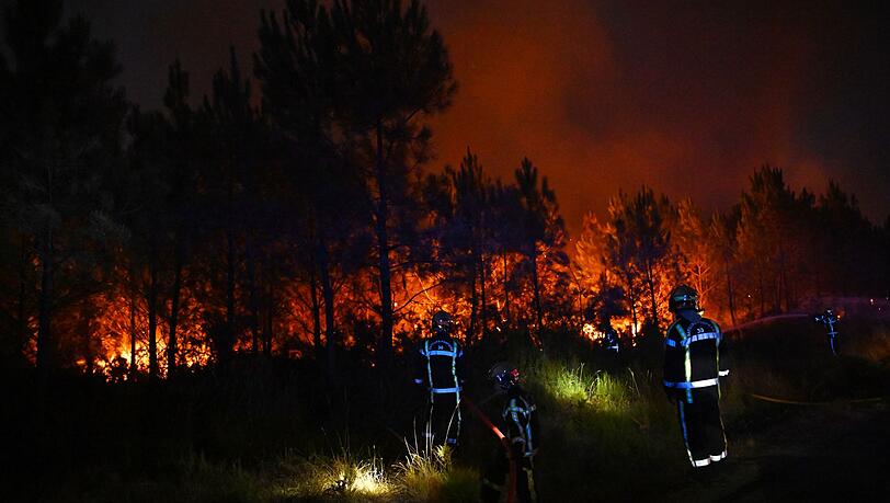 Die L&ouml;scheins&auml;tze der Feuerwehr halten &uuml;ber Nacht an.