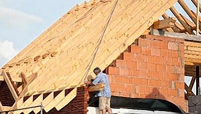 Der Traum vom eigenen Haus: Die finanzielle Belastung sollte für Bauherren flexibel sein, so dass sie einerseits wenig Zinsen zahlen, andererseits aber Sondertilgungen leisten können. Der Traum vom eigenen Haus: Die finanzielle Belastung sollte für Bauherren flexibel sein, so dass sie einerseits wenig Zinsen zahlen, andererseits aber Sondertilgungen leisten können.