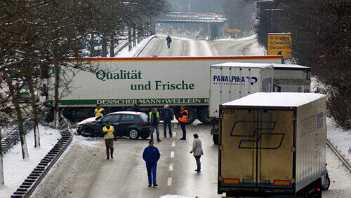 Kurz vor der Abfahrt zum Dianaplatz stellte sich der Lkw quer – nichts ging mehr. Kurz vor der Abfahrt zum Dianaplatz stellte sich der Lkw quer – nichts ging mehr.