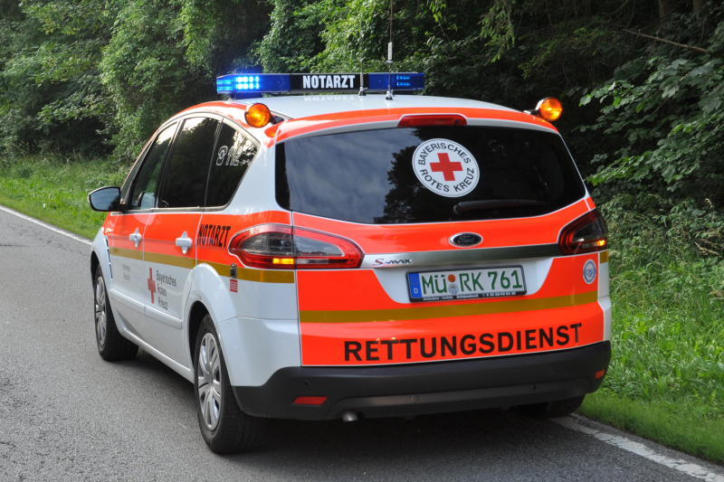 Der Wagen zerschellte an einem Baum - der Fahrer starb an der Unfallstelle.
