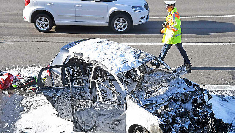 Glück gehabt: Bei einem Unfall auf der A8 zwischen Taufkirchen und Brunnthal kann sich ein Paar gerade noch rechtzeitig aus einem brennenden VW Golf befreien. Die Bilder von der Unfallstelle zum Durchklicken. Glück gehabt: Bei einem Unfall auf der A8 zwischen Taufkirchen und Brunnthal kann sich ein Paar gerade noch rechtzeitig aus einem brennenden VW Golf befreien. Die Bilder von der Unfallstelle zum Durchklicken.