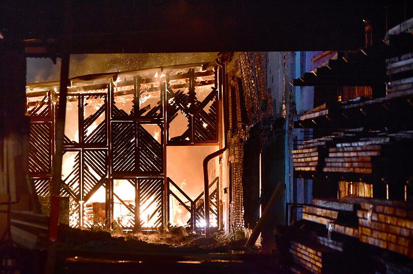 Mehrere Lagerhallen brannten beinahe vollkommen ab - die Feuerwehr war die ganze Nacht im Einsatz. Die Bilder.