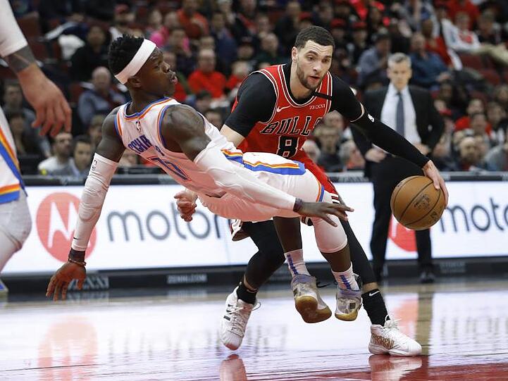 Dennis Schröder (l) gewann mit Oklahoma City Thunder bei den Chicago Bulls.
