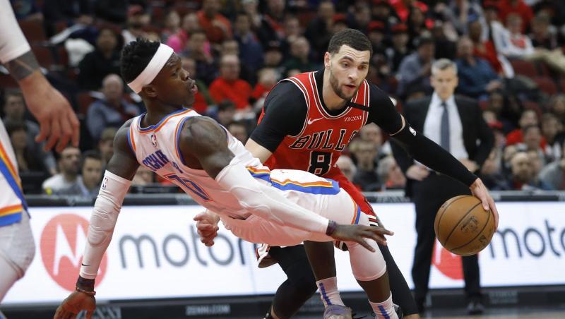 Dennis Schröder (l) gewann mit Oklahoma City Thunder bei den Chicago Bulls. Dennis Schröder (l) gewann mit Oklahoma City Thunder bei den Chicago Bulls.