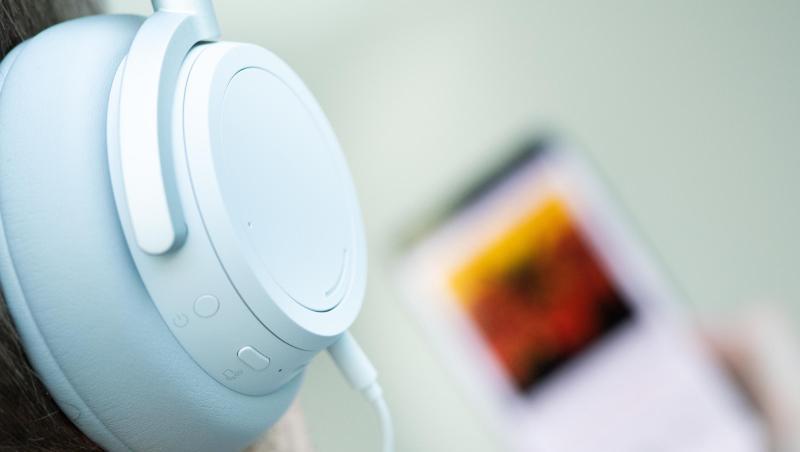 Ein junger Mann hört auf seinem Smartphone einen Podcast. Ein junger Mann hört auf seinem Smartphone einen Podcast.