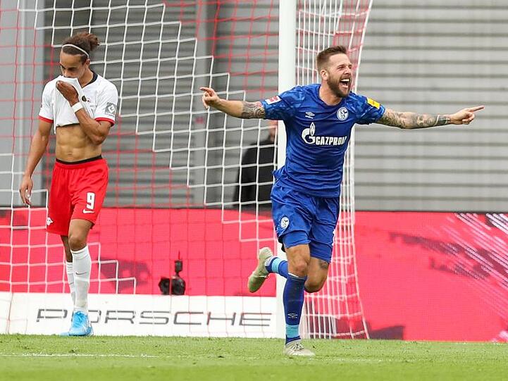 Schalkes Guido Burgstaller (r) jubelt nach dem Tor zum 0:1 durch seinen Teamkollegen Sane.
