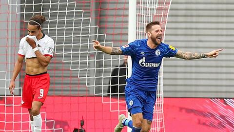 Schalkes Guido Burgstaller (r) jubelt nach dem Tor zum 0:1 durch seinen Teamkollegen Sane.