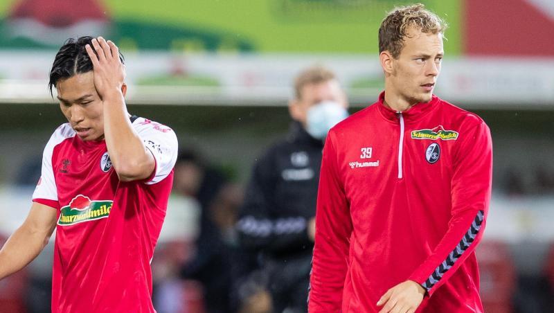 Freiburgs Woo-yeong Jeong (l) und Carlo Boukhalfa nach einem Spiel. Freiburgs Woo-yeong Jeong (l) und Carlo Boukhalfa nach einem Spiel.