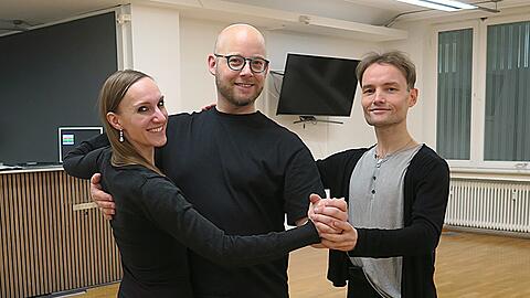 Prinz Christian IV. und Prinzessin Michaela II. – noch in Trainingskleidung mit Tanzlehrer David Koglin.