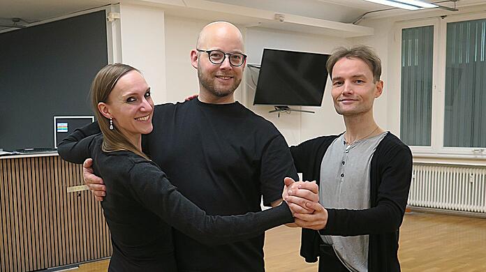 Prinz Christian IV. und Prinzessin Michaela II. – noch in Trainingskleidung mit Tanzlehrer David Koglin.