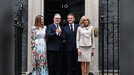 Vor der berühmten Downing Street Nr. 10. demonstrierten Premierminister Keir Starmer (li.) und   Emmanuel Macron Einigkeit. Ob das auch hinter der Tür der Fall war?