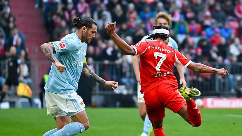 Union-Kapit&auml;n Christopher Trimmel (l) konnte Bayerns Doppeltorsch&uuml;tzen Serge Gnabry nicht nur in dieser Szene nicht stoppen.