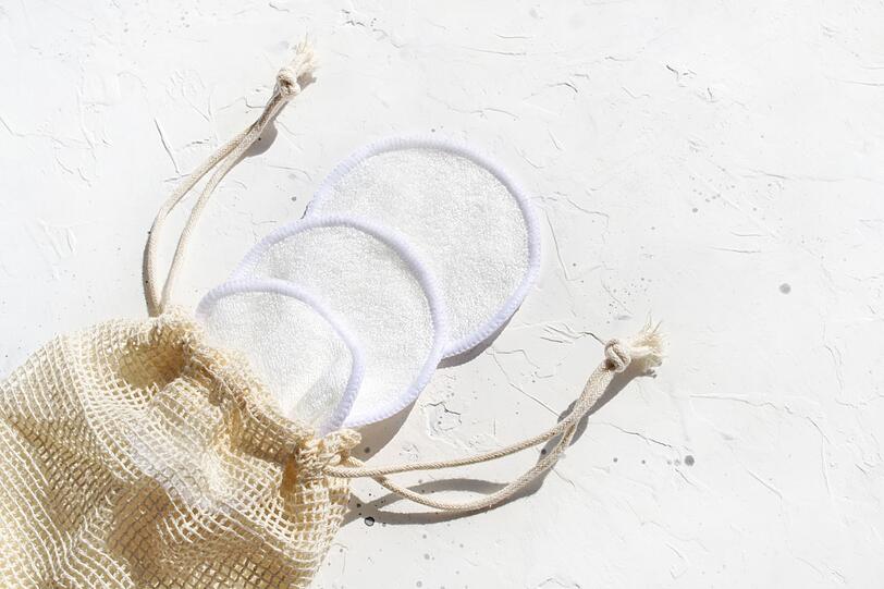 Kleiner Beitrag im Beauty-Bereich: Statt täglich Abschminkpads oder Wegwerftücher zu verwenden, einfach mal zu einem Waschlappen und Abschminkcreme greifen. Bei vielen Ohrstäbchen wird mittlerweile der Griff aus recyceltem Papier hergestellt - und nicht mehr aus Plastik. Und statt jedes Mal eine neue Flasche Duschgel zu kaufen, lieber zum Nachfüllpack greifen. Statt Shampoo in der Plastikflasche gibt es inzwischen in immer mehr Drogerien Haarseife am Stück. Kleiner Beitrag im Beauty-Bereich: Statt täglich Abschminkpads oder Wegwerftücher zu verwenden, einfach mal zu einem Waschlappen und Abschminkcreme greifen. Bei vielen Ohrstäbchen wird mittlerweile der Griff aus recyceltem Papier hergestellt - und nicht mehr aus Plastik. Und statt jedes Mal eine neue Flasche Duschgel zu kaufen, lieber zum Nachfüllpack greifen. Statt Shampoo in der Plastikflasche gibt es inzwischen in immer mehr Drogerien Haarseife am Stück.