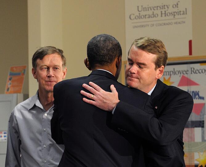 Der Präsident spendet Trost: Barack Obama besuchte am Sonntag Aurora, den Schauplatz der Kino-Schießerei in Colorado.
