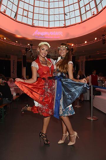 Das ehemalige Wiesnplaymate 2014 Denise Cotte (l.) und das neuen Wiesnplaymate Jessica Kühne