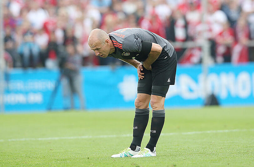 Der Moment, in dem alle Bayern den Atem anhielten: Arjen Robben fasste sich an die Leiste. Wieder eine schwerere Muskelverletzung?