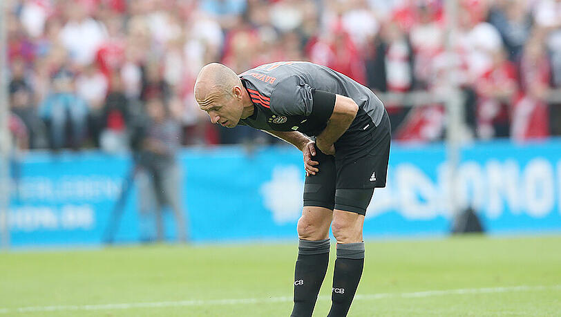 Der Moment, in dem alle Bayern den Atem anhielten: Arjen Robben fasste sich an die Leiste. Wieder eine schwerere Muskelverletzung? Der Moment, in dem alle Bayern den Atem anhielten: Arjen Robben fasste sich an die Leiste. Wieder eine schwerere Muskelverletzung?