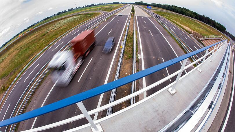 Als der Lkw umstürzte, begrub er einen Pkw unter sich.