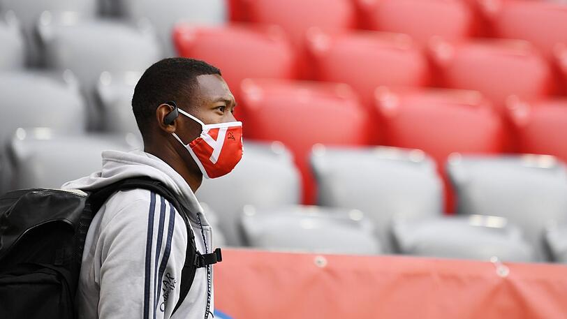 Bleibt er? Geht er? Bayerns David Alaba mit Mundschutz vor dem Bundesligaspiel der Münchner gegen Fortuna Düsseldorf.