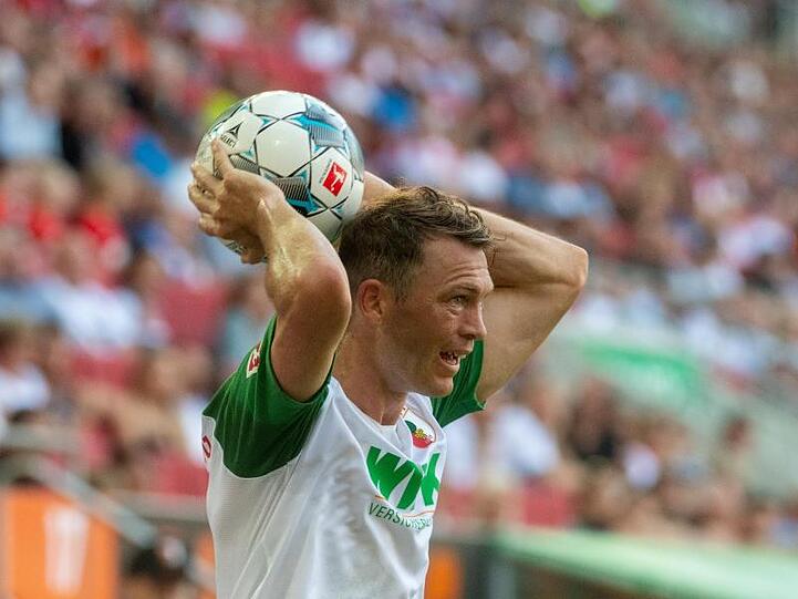 Augsburgs Stephan Lichtsteiner wirft den Ball ein. Foto: Stefan Puchner/Archivbild