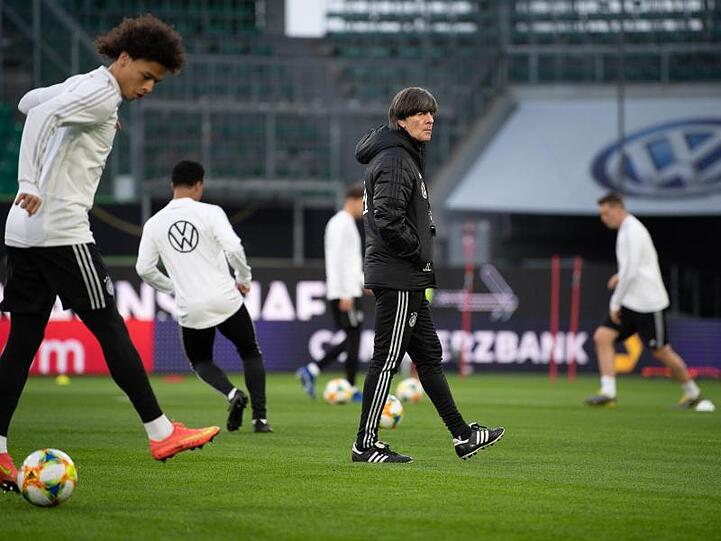 Bundestrainer Joachim Löw beobachtet das Training der deutschen Nationalspieler.