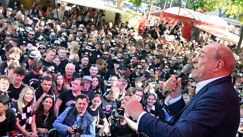 Eintracht-Präsident Peter Fischer heizte den Fans auf dem Breitscheidplatz ordentlich ein.