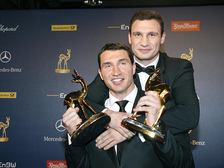 2009 in Potsdam: Die Boxer Wladimir (l.) und Vitali Klitschko präsentieren ihren Preis.