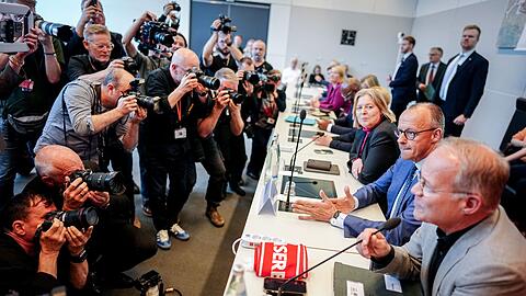 Es ist Merz' erster Besuch in der SPD-Fraktion als Kanzler.
