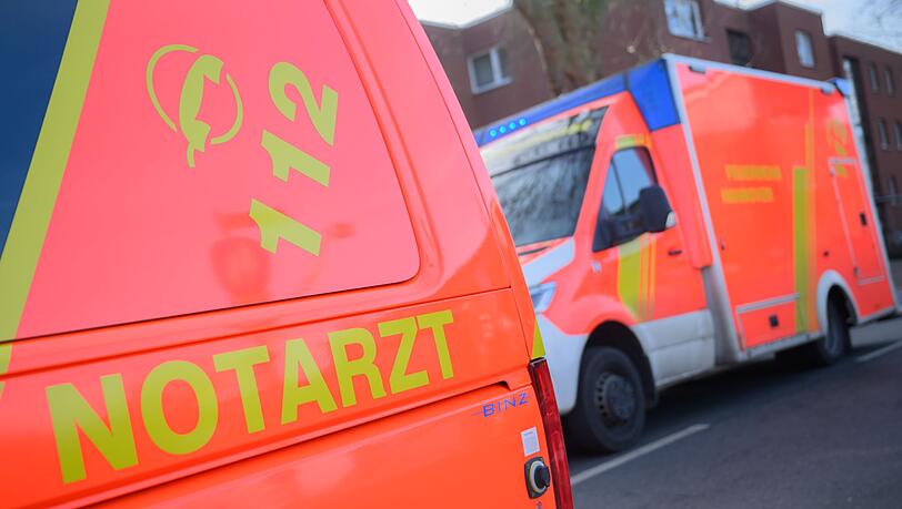 Rettungskr&auml;fte holten die Frau aus dem Auto, konnten ihr Leben aber nicht retten. (Symbolbild)
