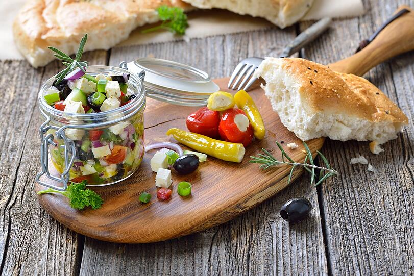 Dieser Salat ist unverzichtbar auf Speisekarten griechischer Restaurants: Bauernsalat. Das leichte Sommergericht mit klein geschnittenen Paprika, Gurken, Tomaten, Oliven, Zwiebeln und Feta-Käse wird optional mit Kapern, gekochten Eier, gerösteten Brotwürfeln oder Sonnenblumen- und Kürbiskernen angereichert. Oft wird der Salat auch als kleine Vorspeise gereicht. Dieser Salat ist unverzichtbar auf Speisekarten griechischer Restaurants: Bauernsalat. Das leichte Sommergericht mit klein geschnittenen Paprika, Gurken, Tomaten, Oliven, Zwiebeln und Feta-Käse wird optional mit Kapern, gekochten Eier, gerösteten Brotwürfeln oder Sonnenblumen- und Kürbiskernen angereichert. Oft wird der Salat auch als kleine Vorspeise gereicht.
