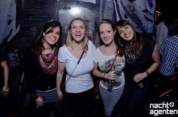 "Hyper, Hyper." Im 8Below gibt es eine trashige 90-ties Party. Noch mehr Fotos gibt es hier www.nachtagenten.de.