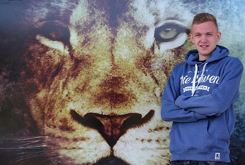 Hier wird Jannik Bandowski am Trainingsgelände des TSV 1860 vorgestellt.