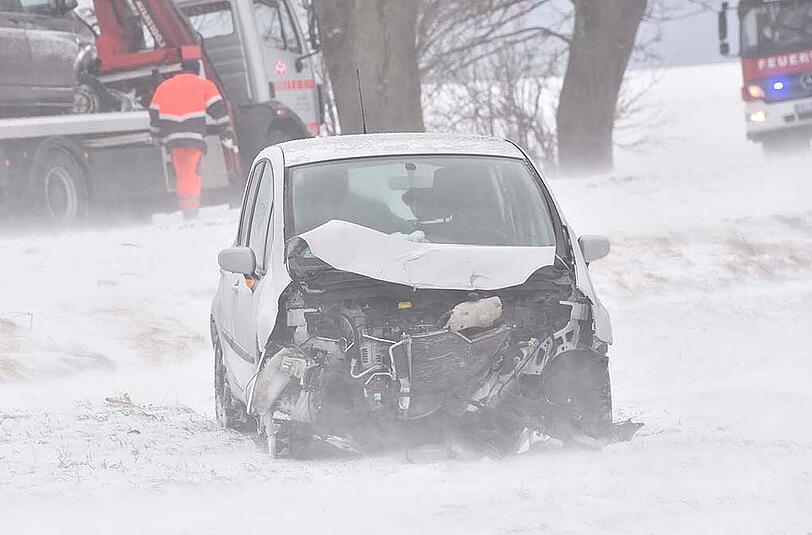 Bilder vom Verkehrsunfall auf der B13 bei Holzkirchen.