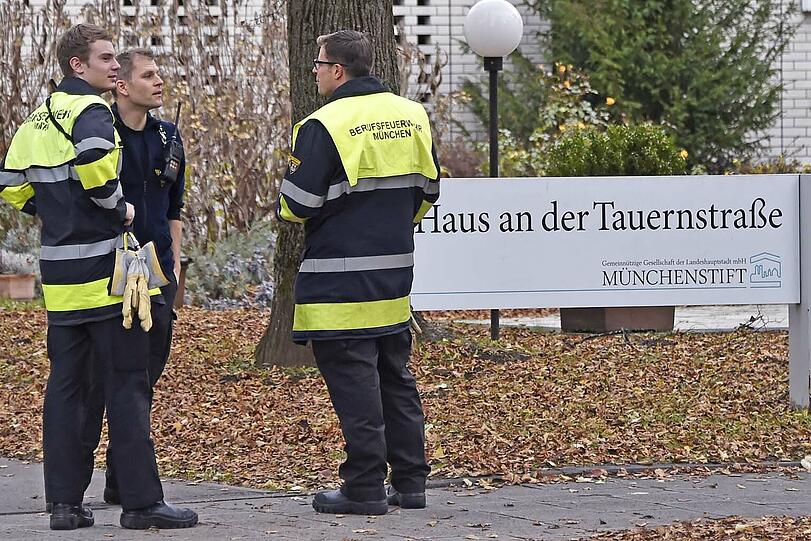 In dem Altenheim "Haus an der Tauernstraße" des "Münchenstift" geriet die Kleidung einer Bewohnerin in Brand, als sie sich eine Zigarette anzünden wollte.