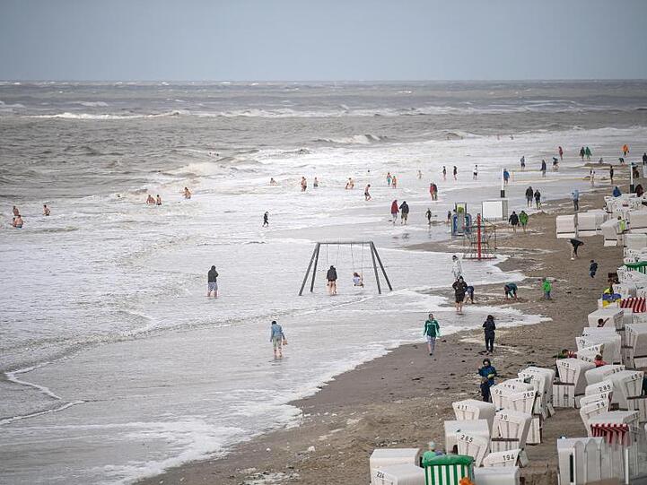 Raues Wetter auf der Nordseeinsel Baltrum. Sturmtief "Kirsten" verursachte aber weniger Schäden als befürchtet.