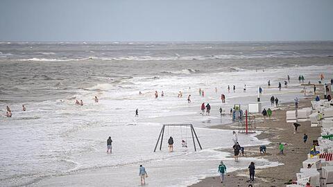 Raues Wetter auf der Nordseeinsel Baltrum. Sturmtief "Kirsten" verursachte aber weniger Schäden als befürchtet.