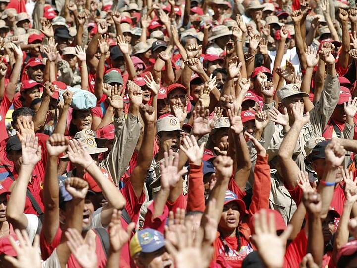 Auch er kann Zehntausende mobilisieren: Unterstützer von Venezuelas Präsident Maduro in Caracas.