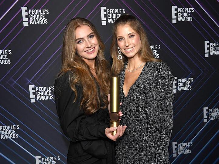 Anna Klinski (l) und Cathy Hummels nach der Verleihung des People's Choice Award "German Social Star". Foto: Felix Hörhager/dpa
