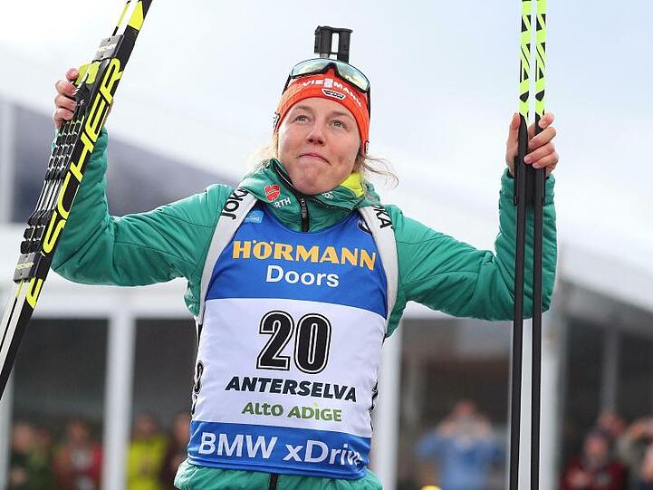 Laura Dahlmeier jubelt auf dem Podium über ihren Sieg beim Massenstartrennen in Antholz.