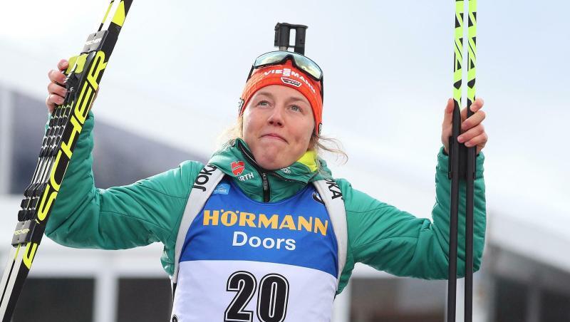 Laura Dahlmeier jubelt auf dem Podium über ihren Sieg beim Massenstartrennen in Antholz. Laura Dahlmeier jubelt auf dem Podium über ihren Sieg beim Massenstartrennen in Antholz.
