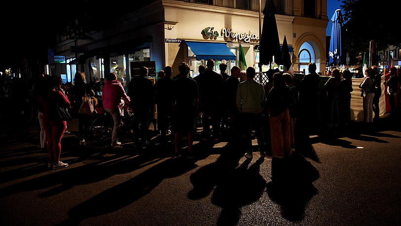 Italienische Fans verfolgen beim Public Viewing vor einem italienischen Eiscafé am Paris Platz des Spiel ihrer Mannschaft gegen Belgien. Italienische Fans verfolgen beim Public Viewing vor einem italienischen Eiscafé am Paris Platz des Spiel ihrer Mannschaft gegen Belgien.