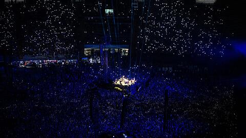 Tausende Zuschauer verfolgen das Konzert der Band Rammstein im Olympiastadion in München.