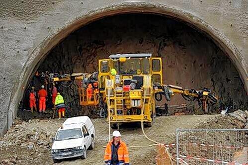 Vorbereitende Arbeiten für die Sprengung am Tunnel Masserberg.